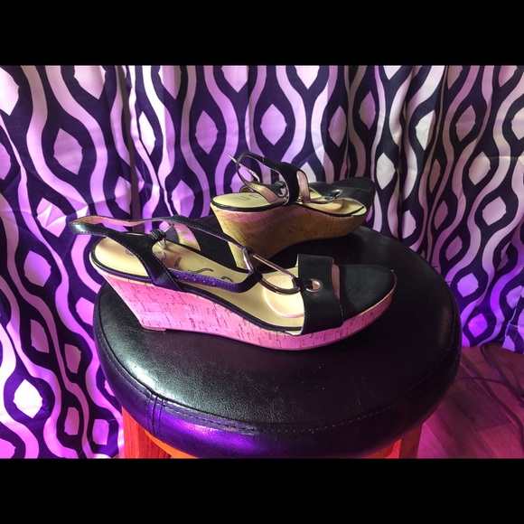 Women’s Shoes 8.5 - Picture 3 of 5